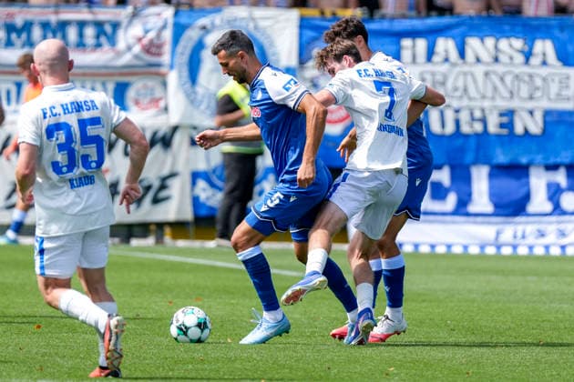 v.li.: Maximilian Krauß (Krauss, Rostock, 35), Klaus Gjasula (TSG II, 5), Bernie Lennemann (Rostock, 7), Sean Dulic (TSG II, 3), Zweikampf, Spielszene, Duell, duel, tackle, tackling, Dynamik, Action, Aktion, 09.08.2026, Sinsheim (Deutschland), Fussball, 3. Liga, TSG 1899 Hoffenheim II - Hansa Rostock, DFB DFL REGULATIONS PROHIBIT ANY USE OF PHOTOGRAPHS AS IMAGE SEQUENCES AND OR QUASI-VIDEO. *** From left: Maximilian Krauß Krauss, Rostock, 35, Klaus Gjasula TSG II, 5, Bernie Lennemann, Rostock, 7, Sean Dulic, TSG II, 3, tackle, game scene, duel, tackle, tackling, dynamic, action, 09 08 2026, Sinsheim, Germany, soccer, 3rd Division, TSG 1899 Hoffenheim II vs. Hansa Rostock, DFB and DFL regulations prohibit any use of photographs as image sequences and or quasi-video xozx