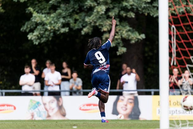 U17, U 17 DFB-Nachwuchsliga: 1. FC Köln vs. SV Sandhausen; 09.08.2026 KÖLN, GERMANY - AUGUST 09: Jubel zum 1:0 durch Isaiah Amani Izuagie (1. FC Köln, 9), Tor, Torjubel während dem 1. Spieltag der Vorrunde Gruppe E - U17 DFB-Nachwuchsliga zwischen 1. FC Köln vs. SV Sandhausen am Geissbockheim Platz 7 am 09. August 2026 in Köln, Deutschland. *** U17 DFB Youth League: 1. FC Köln vs. SV Sandhausen, August 9, 2026, Cologne, Germany. Celebrations following Isaiah Amani Izuagie’s 1-0 goal for 1. FC Köln, 9, goal, goal celebration during Matchday 1 of the preliminary round, Group E, of the U17 DFB Youth League between 1 FC Köln and SV Sandhausen at Geissbockheim Field 7 on August 9, 2026, in Cologne, Germany Copyright: xBEAUTIFULxSPORTS Wunderlx