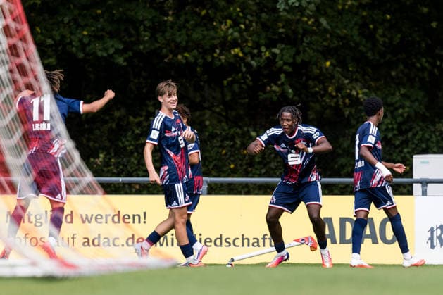 U17, U 17 DFB-Nachwuchsliga: 1. FC Köln vs. SV Sandhausen; 09.08.2026 KÖLN, GERMANY - AUGUST 09: Jubel zum 1:0 durch Isaiah Amani Izuagie (1. FC Köln, 9), Tor, Torjubel während dem 1. Spieltag der Vorrunde Gruppe E - U17 DFB-Nachwuchsliga zwischen 1. FC Köln vs. SV Sandhausen am Geissbockheim Platz 7 am 09. August 2026 in Köln, Deutschland. *** U17 DFB Youth League: 1. FC Köln vs. SV Sandhausen, August 9, 2026, Cologne, Germany. Celebrations following Isaiah Amani Izuagie’s 1-0 goal for 1. FC Köln, 9, goal, goal celebration during Matchday 1 of the preliminary round, Group E, of the U17 DFB Youth League between 1 FC Köln and SV Sandhausen at Geissbockheim Field 7 on August 9, 2026, in Cologne, Germany Copyright: xBEAUTIFULxSPORTS Wunderlx
