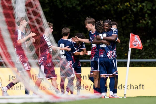 U17, U 17 DFB-Nachwuchsliga: 1. FC Köln vs. SV Sandhausen; 09.08.2026 KÖLN, GERMANY - AUGUST 09: Jubel zum 1:0 durch Isaiah Amani Izuagie (1. FC Köln, 9), Tor, Torjubel während dem 1. Spieltag der Vorrunde Gruppe E - U17 DFB-Nachwuchsliga zwischen 1. FC Köln vs. SV Sandhausen am Geissbockheim Platz 7 am 09. August 2026 in Köln, Deutschland. *** U17 DFB Youth League: 1. FC Köln vs. SV Sandhausen, August 9, 2026, Cologne, Germany. Celebrations following Isaiah Amani Izuagie’s 1-0 goal for 1. FC Köln, 9, goal, goal celebration during Matchday 1 of the preliminary round, Group E, of the U17 DFB Youth League between 1 FC Köln and SV Sandhausen at Geissbockheim Field 7 on August 9, 2026, in Cologne, Germany Copyright: xBEAUTIFULxSPORTS Wunderlx