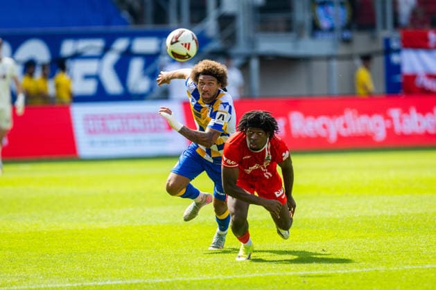Jena , 090826, Fussball Regionalliga , FC Carl-Zeiss Jena - Rot Weiß Erfurt im Bild: Kevin Lankford (Jena) gegen Ayooluwa David Adesida (Erfurt) *** Jena, 08 26 2009, Regional Soccer League, FC Carl Zeiss Jena vs. Rot-Weiß Erfurt; pictured: Kevin Lankford (Jena) vs. Ayooluwa David Adesida (Erfurt)