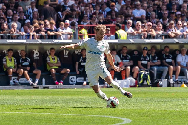 Jannik Dehm (SpVgg Greuther Fuerth, 23) am Ball, GER, FC St. Pauli vs. SpVgg Greuther Fuerth, Fussball, 2. Bundesliga, Spieltag 1, Saison 2026 2027, 09.08.2026 DFL REGULATIONS PROHIBIT ANY USE OF PHOTOGRAPHS AS IMAGE SEQUENCES AND OR QUASI-VIDEO GER, FC St. Pauli vs. SpVgg Greuther Fuerth, Fussball, 2. Bundesliga, Spieltag 1, Saison 2026 2027, 09.08.2026 Hamburg *** Jannik Dehm, SpVgg Greuther Fürth, 23 with the ball, GER, FC St. Pauli vs. SpVgg Greuther Fürth, soccer, 2. Bundesliga, Matchday 1, 2026–2027 season, August 9, 2026 DFL regulations prohibit any use of photographs as image sequences and or quasi-video, GER, FC St. Pauli vs. SpVgg Greuther Fürth, soccer, 2. Bundesliga, Matchday 1, 2026–2027 season, August 9, 2026, Hamburg Copyright: xEibner-Pressefoto MaxxVincenx EP_MVN