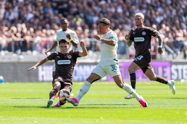 Arkadiusz Pyrka (FC St. Pauli, 11) klaert gegen Felix Klaus (SpVgg Greuther Fuerth, 30), GER, FC St. Pauli vs. SpVgg Greuther Fuerth, Fussball, 2. Bundesliga, Spieltag 1, Saison 2026 2027, 09.08.2026 DFL REGULATIONS PROHIBIT ANY USE OF PHOTOGRAPHS AS IMAGE SEQUENCES AND OR QUASI-VIDEO GER, FC St. Pauli vs. SpVgg Greuther Fuerth, Fussball, 2. Bundesliga, Spieltag 1, Saison 2026 2027, 09.08.2026 Hamburg *** Arkadiusz Pyrka (FC St. Pauli), 11, clears the ball against Felix Klaus (SpVgg Greuther Fürth), 30, GER, FC St. Pauli vs. SpVgg Greuther Fürth, Soccer, 2. Bundesliga, Matchday 1, 2026–2027 Season, August 9, 2026 DFL regulations prohibit any use of photographs as image sequences and or quasi-video, GER, FC St. Pauli vs. SpVgg Greuther Fürth, Soccer, 2. Bundesliga, Matchday 1, 2026–2027 Season, August 9, 2026, Hamburg Copyright: xEibner-Pressefoto MaxxVincenx EP_MVN