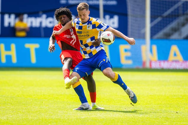 Jena , 090826, Fussball Regionalliga , FC Carl-Zeiss Jena - Rot Weiß Erfurt im Bild: Luc Wollschläger (Jena) gegen Ayooluwa David Adesida (Erfurt) *** Jena, August 26, 2009, Regional Soccer League, FC Carl Zeiss Jena vs. Rot-Weiß Erfurt; pictured: Luc Wollschläger (Jena) vs. Ayooluwa David Adesida (Erfurt)