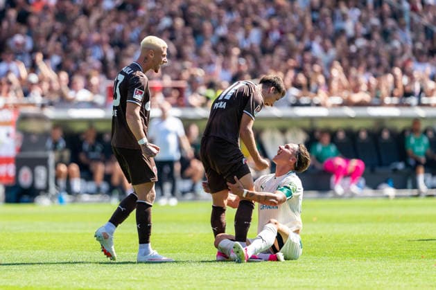 Louis Oppie (FC St. Pauli, 23) und Arkadiusz Pyrka (FC St. Pauli, 11) jubelt Jubel gegen Felix Klaus (SpVgg Greuther Fuerth, 30), GER, FC St. Pauli vs. SpVgg Greuther Fuerth, Fussball, 2. Bundesliga, Spieltag 1, Saison 2026 2027, 09.08.2026 DFL REGULATIONS PROHIBIT ANY USE OF PHOTOGRAPHS AS IMAGE SEQUENCES AND OR QUASI-VIDEO GER, FC St. Pauli vs. SpVgg Greuther Fuerth, Fussball, 2. Bundesliga, Spieltag 1, Saison 2026 2027, 09.08.2026 Hamburg *** Louis Oppie (FC St. Pauli), 23, and Arkadiusz Pyrka (FC St. Pauli), 11, celebrate a goal against Felix Klaus (SpVgg Greuther Fürth), 30, GER, FC St. Pauli vs. SpVgg Greuther Fürth, Soccer, 2. Bundesliga, Matchday 1, 2026–2027 Season, August 9, 2026 DFL regulations prohibit any use of photographs as image sequences and or quasi-video, GER, FC St. Pauli vs. SpVgg Greuther Fürth, Soccer, 2. Bundesliga, Matchday 1, 2026–2027 Season, August 9, 2026, Hamburg Copyright: xEibner-Pressefoto MaxxVincenx EP_MVN