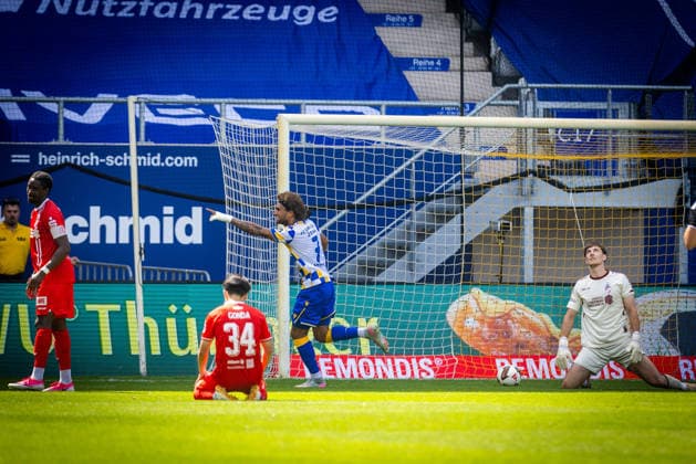 Jena , 090826, Fussball Regionalliga , FC Carl-Zeiss Jena - Rot Weiß Erfurt im Bild: Kevin Lankford (Jena) jubelt über das Tor zum 1:0 *** Jena, August 26, 2009, Regional League Soccer, FC Carl Zeiss Jena vs. Rot-Weiß Erfurt; pictured: Kevin Lankford of Jena celebrates the goal that made it 1–0