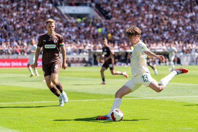Luca Itter (SpVgg Greuther Fuerth, 27) Flanke, David Nemeth (FC St. Pauli, 04), GER, FC St. Pauli vs. SpVgg Greuther Fuerth, Fussball, 2. Bundesliga, Spieltag 1, Saison 2026 2027, 09.08.2026 DFL REGULATIONS PROHIBIT ANY USE OF PHOTOGRAPHS AS IMAGE SEQUENCES AND OR QUASI-VIDEO GER, FC St. Pauli vs. SpVgg Greuther Fuerth, Fussball, 2. Bundesliga, Spieltag 1, Saison 2026 2027, 09.08.2026 Hamburg *** Luca Itter, SpVgg Greuther Fürth, 27, cross; David Nemeth, FC St. Pauli, 04, GER, FC St. Pauli vs. SpVgg Greuther Fürth, soccer, 2. Bundesliga, Matchday 1, 2026–2027 season, August 9, 2026 DFL regulations prohibit any use of photographs as image sequences and or quasi-video, GER, FC St. Pauli vs. SpVgg Greuther Fürth, soccer, 2. Bundesliga, Matchday 1, 2026–2027 season, August 9, 2026, Hamburg Copyright: xEibner-Pressefoto MaxxVincenx EP_MVN