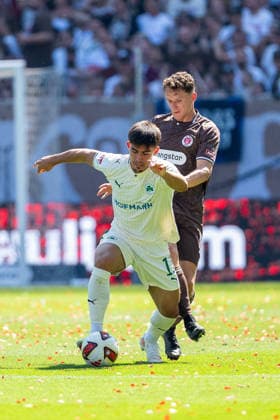 Aaron Keller (SpVgg Greuther Fuerth, 11) im Dribbling gegen Martijn Kaars (FC St. Pauli, 19), GER, FC St. Pauli vs. SpVgg Greuther Fuerth, Fussball, 2. Bundesliga, Spieltag 1, Saison 2026 2027, 09.08.2026 DFL REGULATIONS PROHIBIT ANY USE OF PHOTOGRAPHS AS IMAGE SEQUENCES AND OR QUASI-VIDEO GER, FC St. Pauli vs. SpVgg Greuther Fuerth, Fussball, 2. Bundesliga, Spieltag 1, Saison 2026 2027, 09.08.2026 Hamburg *** Aaron Keller (SpVgg Greuther Fürth), No. 11, dribbling past Martijn Kaars (FC St. Pauli), No. 19, GER, FC St. Pauli vs. SpVgg Greuther Fürth, Soccer, 2. Bundesliga, Matchday 1, 2026–2027 Season, August 9, 2026 DFL regulations prohibit any use of photographs as image sequences and or quasi-video, GER, FC St. Pauli vs. SpVgg Greuther Fürth, Soccer, 2. Bundesliga, Matchday 1, 2026–2027 Season, August 9, 2026, Hamburg Copyright: xEibner-Pressefoto MaxxVincenx EP_MVN