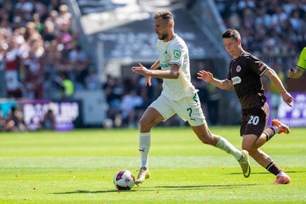 Dennis Srbeny (SpVgg Greuther Fuerth, 07) im Dribbling gegen Mathias Rasmussen (FC St. Pauli, 20), GER, FC St. Pauli vs. SpVgg Greuther Fuerth, Fussball, 2. Bundesliga, Spieltag 1, Saison 2026 2027, 09.08.2026 DFL REGULATIONS PROHIBIT ANY USE OF PHOTOGRAPHS AS IMAGE SEQUENCES AND OR QUASI-VIDEO GER, FC St. Pauli vs. SpVgg Greuther Fuerth, Fussball, 2. Bundesliga, Spieltag 1, Saison 2026 2027, 09.08.2026 Hamburg *** Dennis Srbeny, SpVgg Greuther Fürth, No. 07 dribbling past Mathias Rasmussen of FC St. Pauli, No. 20, GER, FC St. Pauli vs. SpVgg Greuther Fürth, Soccer, 2. Bundesliga, Matchday 1, 2026–2027 Season, August 9, 2026 DFL regulations prohibit any use of photographs as image sequences and or quasi-video, GER, FC St. Pauli vs. SpVgg Greuther Fürth, Soccer, 2. Bundesliga, Matchday 1, 2026–2027 Season, August 9, 2026, Hamburg Copyright: xEibner-Pressefoto MaxxVincenx EP_MVN