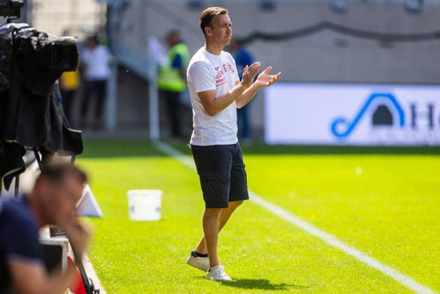Jena , 090826, Fussball Regionalliga , FC Carl-Zeiss Jena - Rot Weiß Erfurt im Bild: Trainer Fabian Gerber (Erfurt) *** Jena, August 26, 2009, Regional League Soccer, FC Carl Zeiss Jena vs. Rot-Weiß Erfurt; pictured: Coach Fabian Gerber of Erfurt