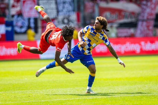 Jena , 090826, Fussball Regionalliga , FC Carl-Zeiss Jena - Rot Weiß Erfurt im Bild: Kevin Lankford (Jena) gegen Ayooluwa David Adesida (Erfurt) *** Jena, 08 26 90, Regional Soccer League, FC Carl Zeiss Jena vs. Rot-Weiß Erfurt; pictured: Kevin Lankford (Jena) vs. Ayooluwa David Adesida (Erfurt)