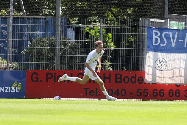 Fußball I Herren I Saison 2026 2027 I Regionalliga Nord I 2.Spieltag I FC St.Pauli II - Bremer SV I 09.08.2026 Bastian Redecker (11, Bremer SV) nach dem 0-1 Norderstedt Edmund Plambeck Stadion Schleswig-Holstein Deutschland *** Soccer I Men s I 2026–2027 Season I Regionalliga Nord I Matchday 2 I FC St. Pauli II vs. Bremer SV I August 9, 2026 Bastian Redecker 11, Bremer SV after the 0–1 loss in Norderstedt at Edmund Plambeck Stadium, Schleswig-Holstein, Germany Copyright: xLobeca RalfxHomburgx