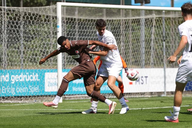 Fußball I Herren I Saison 2026 2027 I Regionalliga Nord I 2.Spieltag I FC St.Pauli II - Bremer SV I 09.08.2026 Jack Wardius (19, FC St.Pauli II) Denis Koldzic (4, Bremer SV) Norderstedt Edmund Plambeck Stadion Schleswig-Holstein Deutschland *** Soccer I Men s I 2026–2027 Season I Regionalliga Nord I Matchday 2 I FC St. Pauli II vs. Bremer SV I August 9, 2026, Jack Wardius 19, FC St. Pauli II Denis Koldzic 4, Bremer SV Norderstedt Edmund Plambeck Stadium Schleswig-Holstein Germany Copyright: xLobeca RalfxHomburgx