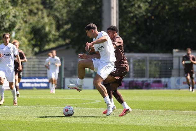 Fußball I Herren I Saison 2026 2027 I Regionalliga Nord I 2.Spieltag I FC St.Pauli II - Bremer SV I 09.08.2026 Denis Koldzic (4, Bremer SV) Jack Wardius (19, FC St.Pauli II) Norderstedt Edmund Plambeck Stadion Schleswig-Holstein Deutschland *** Soccer I Men s I 2026–2027 Season I Regionalliga Nord I Matchday 2 I FC St. Pauli II vs. Bremer SV I August 9, 2026 Denis Koldzic 4, Bremer SV Jack Wardius 19, FC St. Pauli II, Edmund Plambeck Stadium, Norderstedt, Schleswig-Holstein, Germany Copyright: xLobeca RalfxHomburgx