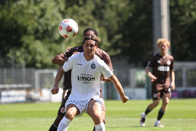 Fußball I Herren I Saison 2026 2027 I Regionalliga Nord I 2.Spieltag I FC St.Pauli II - Bremer SV I 09.08.2026 Oliver Michel (16, Bremer SV) Jack Wardius (19, FC St.Pauli II) Norderstedt Edmund Plambeck Stadion Schleswig-Holstein Deutschland *** Soccer I Men s I 2026–2027 Season I Regionalliga Nord I Matchday 2 I FC St. Pauli II vs. Bremer SV I August 9, 2026 Oliver Michel 16, Bremer SV Jack Wardius 19, FC St. Pauli II, Edmund Plambeck Stadium, Norderstedt, Schleswig-Holstein, Germany Copyright: xLobeca RalfxHomburgx