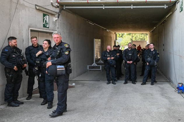 Fußball I Herren I Saison 2026-2027 I Regionalliga I 4. Spieltag I Hallescher FC - Chemnitzer FC I 09.08.2026 Bereitschaftspolizei wartet diskret im Versorgungstunnel des Stadions Halle (Saale) Leuna-Chemie-Stadion Sachsen-Anhalt Deutschland *** Soccer I Men s Team I 2026–2027 Season I Regionalliga I Matchday 4 I Hallescher FC vs. Chemnitzer FC I August 9, 2026 Riot police wait discreetly in the service tunnel of the Halle Saale Leuna Chemie Stadium, Saxony-Anhalt, Germany Copyright: xLobeca InesxHähnelx