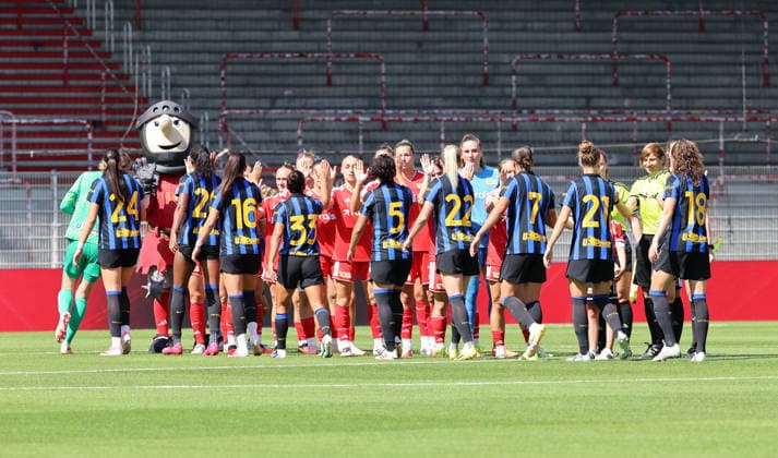 Begrüßung der Mannschaften vor Spielbeginn Fußball Fussball Testspiel Frauen Damen Bundesliga Saison 2026 2027 09.08.2026 1.FC Union Berlin FCU vs Inter Mailand DFL regulations prohibit any use of photographs as image sequences and or quasi-video *** Pre-game welcome for the teams Sports Soccer Women s Bundesliga Friendly Match 2026–2027 Season September 8, 2026 1. FC Union Berlin (FCU) vs. Inter Milan DFL regulations prohibit any use of photographs as image sequences and or quasi-video