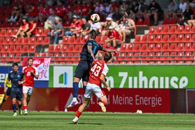 Fußball I Herren I Saison 2026-2027 I Regionalliga I 4. Spieltag I Hallescher FC - Chemnitzer FC I 09.08.2026 Kopfballduell Jan Löhmannsröben (4, Chemnitzer FC) und Julien Damelang (43, Hallescher FC) Halle (Saale) Leuna-Chemie-Stadion Sachsen-Anhalt Deutschland *** Soccer I Men s I 2026–2027 Season I Regionalliga I Matchday 4 I Hallescher FC vs. Chemnitzer FC I August 9, 2026 Heading duel between Jan Löhmannsröben (4), Chemnitzer FC, and Julien Damelang (43), Hallescher FC, Halle Saale Leuna Chemie Stadium, Saxony-Anhalt, Germany Copyright: xLobeca InesxHähnelx