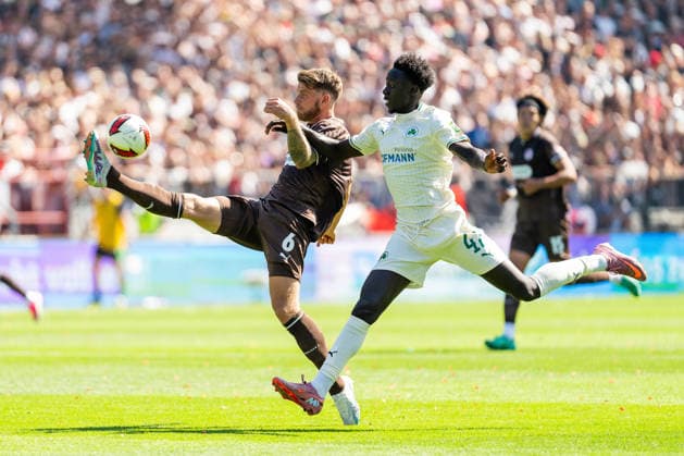 Marcus Mathisen (FC St. Pauli, 06) klaert den Ball vor Omar Sillah (SpVgg Greuther Fuerth, 42), GER, FC St. Pauli vs. SpVgg Greuther Fuerth, Fussball, 2. Bundesliga, Spieltag 1, Saison 2026 2027, 09.08.2026 DFL REGULATIONS PROHIBIT ANY USE OF PHOTOGRAPHS AS IMAGE SEQUENCES AND OR QUASI-VIDEO GER, FC St. Pauli vs. SpVgg Greuther Fuerth, Fussball, 2. Bundesliga, Spieltag 1, Saison 2026 2027, 09.08.2026 Hamburg *** Marcus Mathisen (FC St. Pauli), 06, clears the ball in front of Omar Sillah (SpVgg Greuther Fürth), 42, GER, FC St. Pauli vs. SpVgg Greuther Fürth, Soccer, 2. Bundesliga, Matchday 1, 2026–2027 Season, August 9, 2026 DFL regulations prohibit any use of photographs as image sequences and or quasi-video, GER, FC St. Pauli vs. SpVgg Greuther Fürth, Soccer, 2. Bundesliga, Matchday 1, 2026–2027 Season, August 9, 2026, Hamburg Copyright: xEibner-Pressefoto MaxxVincenx EP_MVN