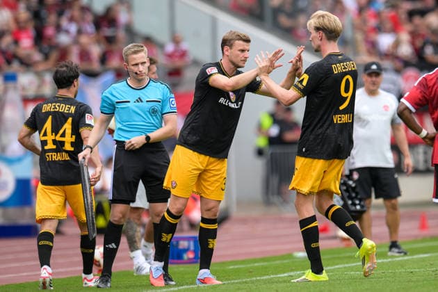 Fußball, 2. Bundesliga, 20260809, 1. FC Nürnberg - SG Dynamo Dresden. Im Bild Auswechslung, v.l. Christoph DAFERNER (Dresden, 33), Vincent VERMEIJ (Dresden, 9). Nürnberg Max-Morlock-Stadion Bayern Deutschland *** Soccer, 2. Bundesliga, 20260809, 1. FC Nürnberg vs. SG Dynamo Dresden. Pictured: Substitution; from left: Christoph DAFERNER (Dresden), 33; Vincent VERMEIJ (Dresden), 9; Nuremberg; Max Morlock Stadium, Bavaria, Germany Copyright: Passion2Press MarkusxFischerx