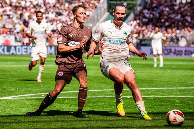 Deutschland: Fußball 2. Bundesliga 2026 27, 1. Spieltag FC St. Pauli vs SpVgg Greuther Fürth Fuerth Millerntor-Stadion (Hamburg): Zweikampf: Martijn Kaars (FC St. Pauli, 19) mit Jannis Heuer (SpVgg Greuther Fuerth, 22) *** Germany Soccer 2. Bundesliga 2026–27, Matchday 1: FC St. Pauli vs. SpVgg Greuther Fürth, Millerntor Stadium, Hamburg. Tackle between Martijn Kaars (FC St. Pauli, No. 19) and Jannis Heuer (SpVgg Greuther Fürth, No. 22) Copyright: xStefanxTrochax