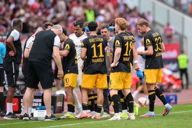 Fußball, 2. Bundesliga, 20260809, 1. FC Nürnberg - SG Dynamo Dresden. Im Bild Trainer Dresden Thomas STAMM spricht zum Team, während, Trinkpause Pause Unterbrechung. Nürnberg Max-Morlock-Stadion Bayern Deutschland *** Soccer, 2. Bundesliga, 20260809, 1. FC Nürnberg vs. SG Dynamo Dresden. Pictured: Dresden coach Thomas STAMM speaking to the team during a water break at the Max Morlock Stadium in Nuremberg, Bavaria, Germany. Copyright: Passion2Press MarkusxFischerx