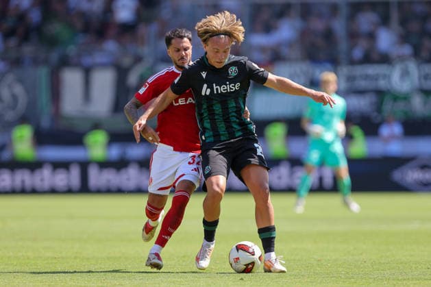 09.08.2026, xtgx, Fussball - 2.Bundesliga Energie Cottbus - Hannover 96 emspor, v.l. Leonardo Bittencourt (Cottbus, 32), Lars Gindorf (Hannover, 25) Zweikampf, Duell, Kampf, tackle (DFL DFB REGULATIONS PROHIBIT ANY USE OF PHOTOGRAPHS as IMAGE SEQUENCES and or QUASI-VIDEO) Cottbus *** August 9, 2026, xtgx, Soccer, 2. Bundesliga, Energie Cottbus vs. Hannover 96, emspor, from left: Leonardo Bittencourt (Cottbus), 32, Lars Gindorf, Hannover, 25, tackle, duel, battle, DFL DFB REGULATIONS PROHIBIT ANY USE OF PHOTOGRAPHS AS IMAGE SEQUENCES AND OR QUASI-VIDEO, Cottbus