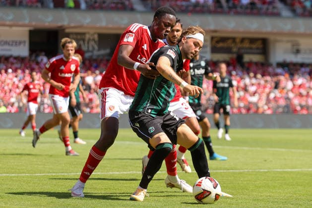 09.08.2026, xtgx, Fussball - 2.Bundesliga Energie Cottbus - Hannover 96 emspor, v.l. King Manu (Cottbus, 2), Kolja Oudenne (Hannover, 29) Zweikampf, Duell, Kampf, tackle (DFL DFB REGULATIONS PROHIBIT ANY USE OF PHOTOGRAPHS as IMAGE SEQUENCES and or QUASI-VIDEO) Cottbus *** August 9, 2026, xtgx, Soccer 2. Bundesliga Energie Cottbus Hannover 96 emspor, from left: King Manu Cottbus, 2, Kolja Oudenne Hannover, 29, tackle, duel, battle, DFL DFB REGULATIONS PROHIBIT ANY USE OF PHOTOGRAPHS AS IMAGE SEQUENCES AND OR QUASI-VIDEO, Cottbus