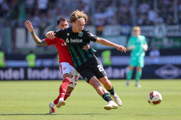 09.08.2026, xtgx, Fussball - 2.Bundesliga Energie Cottbus - Hannover 96 emspor, v.l. Leonardo Bittencourt (Cottbus, 32), Lars Gindorf (Hannover, 25) Zweikampf, Duell, Kampf, tackle (DFL DFB REGULATIONS PROHIBIT ANY USE OF PHOTOGRAPHS as IMAGE SEQUENCES and or QUASI-VIDEO) Cottbus *** August 9, 2026, xtgx, Soccer, 2. Bundesliga, Energie Cottbus vs. Hannover 96, emspor, from left: Leonardo Bittencourt (Cottbus), 32, Lars Gindorf, Hannover, 25, tackle, duel, battle, DFL DFB REGULATIONS PROHIBIT ANY USE OF PHOTOGRAPHS AS IMAGE SEQUENCES AND OR QUASI-VIDEO, Cottbus
