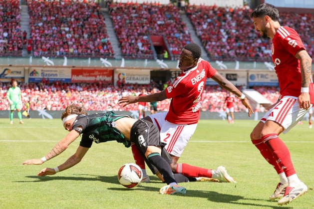 09.08.2026, xtgx, Fussball - 2.Bundesliga Energie Cottbus - Hannover 96 emspor, v.l. King Manu (Cottbus, 2), Kolja Oudenne (Hannover, 29) Zweikampf, Duell, Kampf, tackle (DFL DFB REGULATIONS PROHIBIT ANY USE OF PHOTOGRAPHS as IMAGE SEQUENCES and or QUASI-VIDEO) Cottbus *** August 9, 2026, xtgx, Soccer 2. Bundesliga Energie Cottbus Hannover 96 emspor, from left: King Manu Cottbus, 2, Kolja Oudenne Hannover, 29, tackle, duel, battle, DFL DFB REGULATIONS PROHIBIT ANY USE OF PHOTOGRAPHS AS IMAGE SEQUENCES AND OR QUASI-VIDEO Cottbus