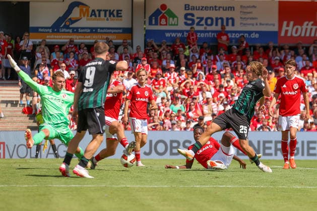 09.08.2026, xtgx, Fussball - 2.Bundesliga Energie Cottbus - Hannover 96 emspor, v.l. Lars Gindorf (Hannover, 25) am Ball, plays the ball (DFL DFB REGULATIONS PROHIBIT ANY USE OF PHOTOGRAPHS as IMAGE SEQUENCES and or QUASI-VIDEO) Cottbus *** August 9, 2026, xtgx, Soccer 2. Bundesliga Energie Cottbus Hannover 96 emspor, from left: Lars Gindorf Hannover, 25 on the ball, plays the ball DFL DFB REGULATIONS PROHIBIT ANY USE OF PHOTOGRAPHS as IMAGE SEQUENCES and or QUASI-VIDEO Cottbus
