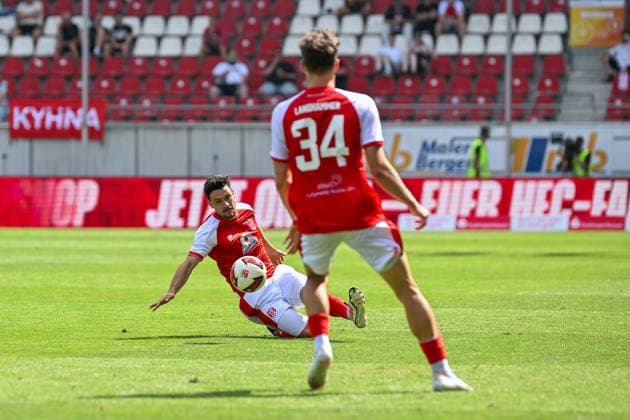 Fußball I Herren I Saison 2026-2027 I Regionalliga I 4. Spieltag I Hallescher FC - Chemnitzer FC I 09.08.2026 Niklas Landgraf (31, Hallescher FC) (r.) zeigt vollen Einsatz bei der Balleroberung Halle (Saale) Leuna-Chemie-Stadion Sachsen-Anhalt Deutschland *** Soccer I Men s I 2026–2027 Season I Regionalliga I Matchday 4 I Hallescher FC vs. Chemnitzer FC I August 9, 2026 Niklas Landgraf 31, Hallescher FC shows full commitment in winning the ball Halle Saale Leuna Chemie Stadium Saxony-Anhalt Germany Copyright: xLobeca InesxHähnelx