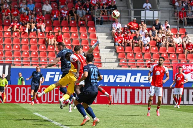 Fußball I Herren I Saison 2026-2027 I Regionalliga I 4. Spieltag I Hallescher FC - Chemnitzer FC I 09.08.2026 David Richter (1, Chemnitzer FC) faustet den Ball aus dem Strafraum Halle (Saale) Leuna-Chemie-Stadion Sachsen-Anhalt Deutschland *** Soccer I Men s Team I 2026–2027 Season I Regionalliga I Matchday 4 I Hallescher FC vs. Chemnitzer FC I August 9, 2026 David Richter 1, Chemnitzer FC clears the ball from the penalty area Halle Saale Leuna Chemie Stadium Saxony-Anhalt Germany Copyright: xLobeca InesxHähnelx