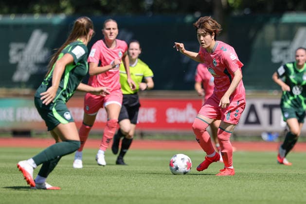 Mei Shimada (SV Werder Bremen, 8) am Ball, Einzelbild, Ganzkörper, Aktion, Action, Spielszene, 09.08.2026, Bremen (Deutschland), Fussball, Testspiel Frauen, SV Werder Bremen - VfL Wolfsburg *** Mei Shimada, SV Werder Bremen, No. 8 with the ball, single frame, full body, action, game scene, August 9, 2026, Bremen, Germany, soccer, women s friendly match, SV Werder Bremen vs. VfL Wolfsburg xobx