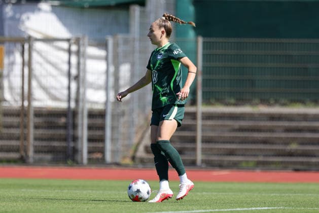 Sophia Kleinherne (VfL Wolfsburg, 4) am Ball, Freisteller, Einzelbild, Ganzkörper, Aktion, Action, Spielszene, 09.08.2026, Bremen (Deutschland), Fussball, Testspiel Frauen, SV Werder Bremen - VfL Wolfsburg *** Sophia Kleinherne, VfL Wolfsburg, No. 4 with the ball, isolated shot, single frame, full body, action, game scene, August 9, 2026, Bremen, Germany, soccer, women s friendly match, SV Werder Bremen vs. VfL Wolfsburg xobx