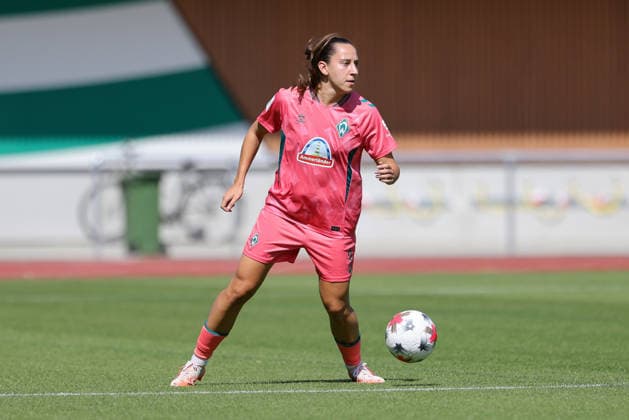 Wiktoria Zieniewicz (SV Werder Bremen, 3) am Ball, Freisteller, Einzelbild, Ganzkörper, Aktion, Action, Spielszene, 09.08.2026, Bremen (Deutschland), Fussball, Testspiel Frauen, SV Werder Bremen - VfL Wolfsburg *** Wiktoria Zieniewicz, SV Werder Bremen, 3 with the ball, isolated shot, single frame, full body, action, game scene, August 9, 2026, Bremen, Germany, soccer, women s friendly match, SV Werder Bremen vs. VfL Wolfsburg xobx