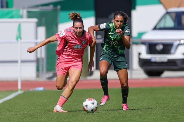v.li.: Wiktoria Zieniewicz (SV Werder Bremen, 3) und Cora Zicai (VfL Wolfsburg, 28) im Zweikampf, Duell, Dynamik, Aktion, Action, Spielszene, 09.08.2026, Bremen (Deutschland), Fussball, Testspiel Frauen, SV Werder Bremen - VfL Wolfsburg *** From left: Wiktoria Zieniewicz (SV Werder Bremen), 3, and Cora Zicai (VfL Wolfsburg), 28, in a one-on-one battle, duel, dynamic play, action, game scene, August 9, 2026, Bremen, Germany, soccer, women’s friendly, SV Werder Bremen vs. VfL Wolfsburg xobx