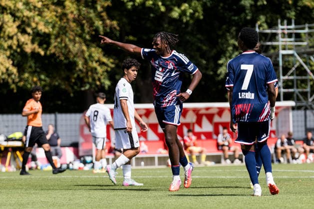 U17, U 17 DFB-Nachwuchsliga: 1. FC Köln vs. SV Sandhausen; 09.08.2026 KÖLN, GERMANY - AUGUST 09: Jubel zum 3:0 durch Isaiah Amani Izuagie (1. FC Köln, 9), Tor, Torjubel, während dem 1. Spieltag der Vorrunde Gruppe E - U17 DFB-Nachwuchsliga zwischen 1. FC Köln vs. SV Sandhausen am Geissbockheim Platz 7 am 09. August 2026 in Köln, Deutschland. *** U17 DFB Youth League: 1. FC Köln vs. SV Sandhausen, August 9, 2026, Cologne, Germany. August 9: Celebration of the 3-0 goal by Isaiah Amani Izuagie of 1. FC Köln, 9, goal, goal celebration, during Matchday 1 of the preliminary round, Group E, of the U17 DFB Youth League between 1 FC Köln and SV Sandhausen at Geissbockheim Field 7 on August 9, 2026, in Cologne, Germany Copyright: xBEAUTIFULxSPORTS Wunderlx