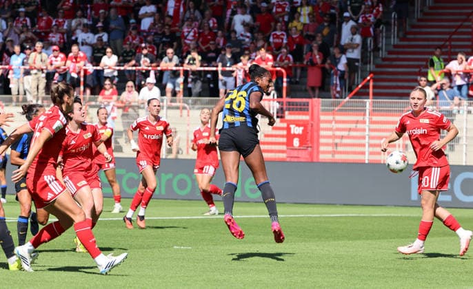 Brittany Raphino erzielt das Tor zum 0:1 per Kopfball, Jella Veit Zweikampf Spielszene Aktion Fußball Fussball Testspiel Frauen Damen Bundesliga Saison 2026 2027 09.08.2026 1.FC Union Berlin FCU vs Inter Mailand DFL regulations prohibit any use of photographs as image sequences and or quasi-video *** Brittany Raphino scores the goal to make it 0–1 with a header, Jella Veit, tackle, game action, sports, soccer, women s soccer, friendly match, Women s Bundesliga, 2026–2027 season, September 8, 2026, 1. FC Union Berlin (FCU) vs. Inter Milan. DFL regulations prohibit any use of photographs as image sequences and or quasi-video.