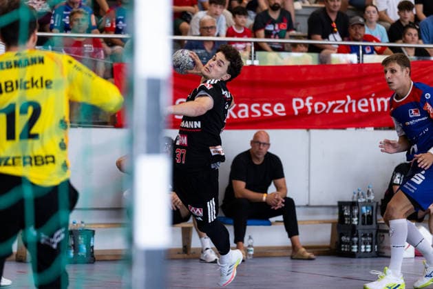 Lucca BIALOWAS (HC Erlangen, 37) erzielt ein Tor, Aktion, Torwurf GER, HBW Balingen-Weilstetten vs. HC Erlangen, Handball, Vorbereitung, Turnier, S-Cup Altensteig, Spiel um Platz 3, Spielzeit 2026 2027, 09.08.2026, GER, HBW Balingen-Weilstetten vs. HC Erlangen, Handball, Vorbereitung, Turnier, S-Cup Altensteig, Spiel um Platz 3, Spielzeit 2026 2027, 09.08.2026, Altensteig *** Lucca BIALOWAS, HC Erlangen, 37, scores a goal, play, shot on goal, GER, HBW Balingen Weilstetten vs. HC Erlangen, handball, preseason, tournament, S Cup Altensteig, 3rd-place match, 2026–2027 season, August 9, 2026, GER, HBW Balingen Weilstetten vs. HC Erlangen, handball, preseason, tournament, S Cup Altensteig, 3rd-place match, 2026–2027 season, August 9, 2026, Altensteig Copyright: xEibnerxPressefoto OliverxSchmidtx EP_OST