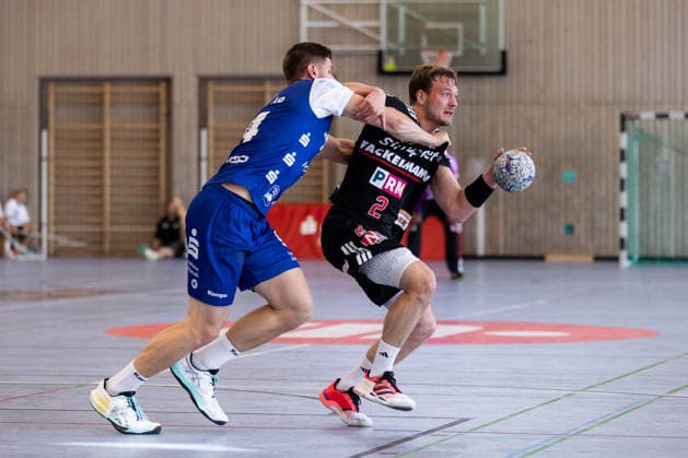 Georg POEHLE (HBW Balingen-Weilstetten, 94) im Zweikampf gegen Frieder BANDLOW (HC Erlangen, 02) GER, HBW Balingen-Weilstetten vs. HC Erlangen, Handball, Vorbereitung, Turnier, S-Cup Altensteig, Spiel um Platz 3, Spielzeit 2026 2027, 09.08.2026, GER, HBW Balingen-Weilstetten vs. HC Erlangen, Handball, Vorbereitung, Turnier, S-Cup Altensteig, Spiel um Platz 3, Spielzeit 2026 2027, 09.08.2026, Altensteig *** Georg POEHLE (HBW Balingen Weilstetten), 94, in a one-on-one battle against Frieder BANDLOW (HC Erlangen), 02 GER, HBW Balingen Weilstetten vs. HC Erlangen, Handball, Preseason, Tournament, S Cup Altensteig, 3rd-Place Match, 2026–2027 Season, August 9, 2026, GER, HBW Balingen Weilstetten vs. HC Erlangen, Handball, Preseason, Tournament, S Cup Altensteig, 3rd-Place Match, 2026–2027 Season, August 9, 2026, Altensteig Copyright: xEibnerxPressefoto OliverxSchmidtx EP_OST