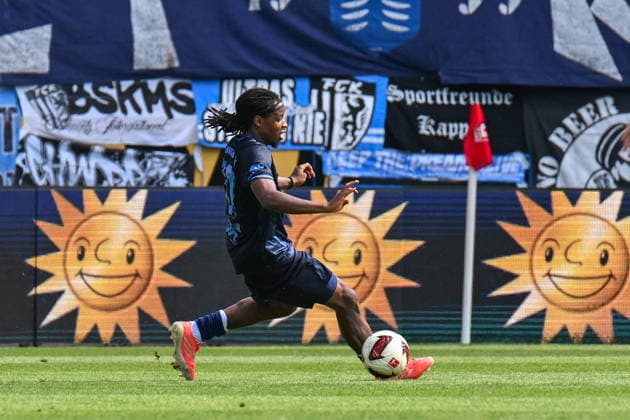 Fußball I Herren I Saison 2026-2027 I Regionalliga I 4. Spieltag I Hallescher FC - Chemnitzer FC I 09.08.2026 Ken Tchouangue (20, Chemnitzer FC) mit Ball Freisteller, Nahaufnahme, Porträt, Portrait, Einzelfoto, Einzelbild, Körper Halle (Saale) Leuna-Chemie-Stadion Sachsen-Anhalt Deutschland *** Soccer I Men s I 2026–2027 Season I Regionalliga I Matchday 4 I Hallescher FC vs. Chemnitzer FC I August 9, 2026 Ken Tchouangue 20, Chemnitzer FC with ball, cutout, close-up, portrait, single photo, single image, body, Halle, Saale, Leuna, Chemie Stadium, Saxony-Anhalt, Germany Copyright: xLobeca InesxHähnelx