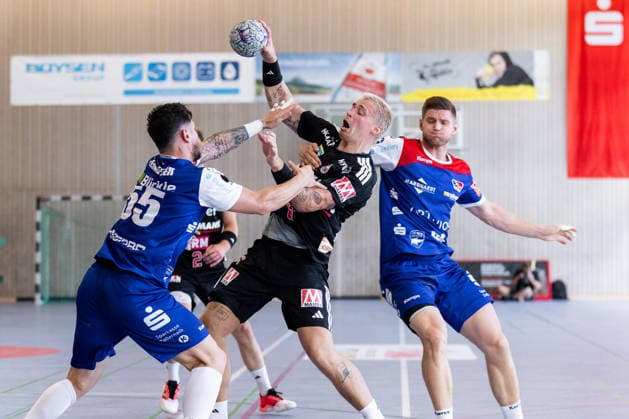 Csaba LEIMETER (HBW Balingen-Weilstetten, 55) im Zweikampf gegen Marek NISSEN (HC Erlangen, 06) GER, HBW Balingen-Weilstetten vs. HC Erlangen, Handball, Vorbereitung, Turnier, S-Cup Altensteig, Spiel um Platz 3, Spielzeit 2026 2027, 09.08.2026, GER, HBW Balingen-Weilstetten vs. HC Erlangen, Handball, Vorbereitung, Turnier, S-Cup Altensteig, Spiel um Platz 3, Spielzeit 2026 2027, 09.08.2026, Altensteig *** Csaba LEIMETER, HBW Balingen Weilstetten, 55, in a one-on-one battle against Marek NISSEN, HC Erlangen, 06 GER, HBW Balingen Weilstetten vs. HC Erlangen, Handball, Preseason, Tournament, S Cup Altensteig, 3rd-Place Match, 2026–2027 Season, August 9, 2026, GER, HBW Balingen Weilstetten vs. HC Erlangen, Handball, Preseason, Tournament, S Cup Altensteig, 3rd-Place Match, 2026–2027 Season, August 9, 2026, Altensteig Copyright: xEibnerxPressefoto OliverxSchmidtx EP_OST