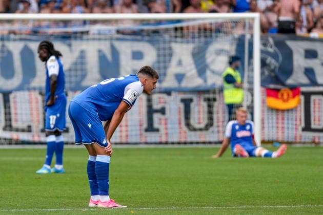v.li.: Blessing Makanda (TSG II, 17), Jakov Dedic (TSG II, 36), Valentin Lässig (TSG II, 6), Spieler der TSG 1899 Hoffenheim II (U23), enttäuscht über die Niederlage, Enttäuschung nach dem Schlusspfiff, Highlight, Verlierer, verloren, Frustration, disappointed, pessimistisch, 09.08.2026, Sinsheim (Deutschland), Fussball, 3. Liga, TSG 1899 Hoffenheim II - Hansa Rostock, DFB DFL REGULATIONS PROHIBIT ANY USE OF PHOTOGRAPHS AS IMAGE SEQUENCES AND OR QUASI-VIDEO. *** From left: Blessing Makanda (TSG II), 17, Jakov Dedic (TSG II), 36, Valentin Lässig TSG II, 6, TSG 1899 Hoffenheim II U23 player, disappointed by the loss, disappointment after the final whistle, highlight, loser, lost, frustration, disappointed, pessimistic, 09 08 2026, Sinsheim, Germany, soccer, 3. Liga, TSG 1899 Hoffenheim II vs. Hansa Rostock, DFB and DFL regulations prohibit any use of photographs as image sequences and or quasi-video xozx