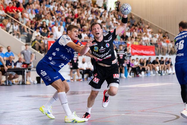 Till WENTE (HBW Balingen-Weilstetten, 21) im Zweikampf gegen Frieder BANDLOW (HC Erlangen, 02) GER, HBW Balingen-Weilstetten vs. HC Erlangen, Handball, Vorbereitung, Turnier, S-Cup Altensteig, Spiel um Platz 3, Spielzeit 2026 2027, 09.08.2026, GER, HBW Balingen-Weilstetten vs. HC Erlangen, Handball, Vorbereitung, Turnier, S-Cup Altensteig, Spiel um Platz 3, Spielzeit 2026 2027, 09.08.2026, Altensteig *** Till WENTE (HBW Balingen Weilstetten), 21, in a one-on-one battle against Frieder BANDLOW (HC Erlangen), 02 GER, HBW Balingen Weilstetten vs. HC Erlangen, Handball, Preseason, Tournament, S Cup Altensteig, 3rd-Place Match, 2026–2027 Season, August 9, 2026, GER, HBW Balingen Weilstetten vs. HC Erlangen, Handball, Preseason, Tournament, S Cup Altensteig, 3rd-place match, 2026–2027 season, August 9, 2026, Altensteig Copyright: xEibnerxPressefoto OliverxSchmidtx EP_OST