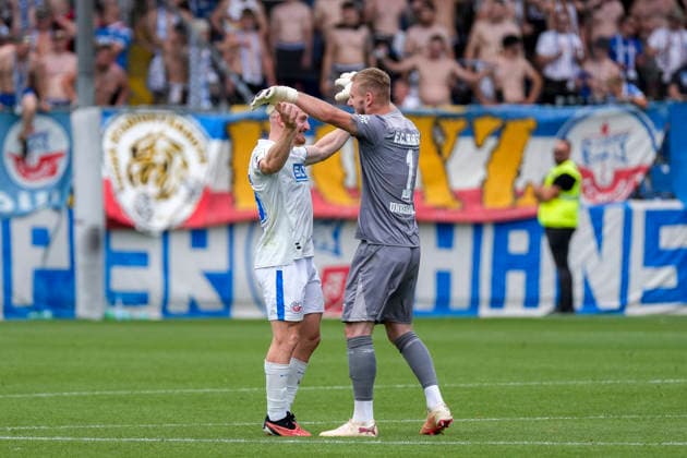 v.li.: Maximilian Krauß (Krauss, Rostock, 35), Luca Unbehaun (Torwart, Rostock, 1), Spieler vom F.C. Hansa Rostock, Jubel nach dem Schlusspfiff, Freude über den Sieg, Sieger, Gewinner, jubelt, jubeln, fröhlich, positiv, freut sich, freuen, optimistisch, Highlight, Action, Aktion, 09.08.2026, Sinsheim (Deutschland), Fussball, 3. Liga, TSG 1899 Hoffenheim II - Hansa Rostock, DFB DFL REGULATIONS PROHIBIT ANY USE OF PHOTOGRAPHS AS IMAGE SEQUENCES AND OR QUASI-VIDEO. *** From left: Maximilian Krauß Krauss, Rostock, 35, Luca Unbehaun (goalkeeper), Rostock, 1, players from FC Hansa Rostock, celebrating after the final whistle, joy over the victory, winners, celebrating, cheerful, positive, happy, optimistic, highlight, action, August 9, 2026, Sinsheim, Germany, soccer, 3rd Division, TSG 1899 Hoffenheim II vs. Hansa Rostock, DFB and DFL regulations prohibit any use of photographs as image sequences and or quasi-video xozx