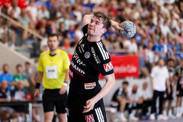 Yannik BIALOWAS (HC Erlangen, 07) schießt schiesst einen Siebenmeter, erzielt ein Tor, Aktion, Torwurf GER, HBW Balingen-Weilstetten vs. HC Erlangen, Handball, Vorbereitung, Turnier, S-Cup Altensteig, Spiel um Platz 3, Spielzeit 2026 2027, 09.08.2026, GER, HBW Balingen-Weilstetten vs. HC Erlangen, Handball, Vorbereitung, Turnier, S-Cup Altensteig, Spiel um Platz 3, Spielzeit 2026 2027, 09.08.2026, Altensteig *** Yannik BIALOWAS, HC Erlangen, No. 07 takes a seven-meter throw, scores a goal, play, goal attempt GER, HBW Balingen Weilstetten vs. HC Erlangen, handball, preseason, tournament, S Cup Altensteig, 3rd-place match, 2026–2027 season, August 9, 2026, GER, HBW Balingen Weilstetten vs. HC Erlangen, handball, preseason, tournament, S Cup Altensteig, 3rd-place match, 2026–2027 season, August 9, 2026, Altensteig Copyright: xEibnerxPressefoto OliverxSchmidtx EP_OST