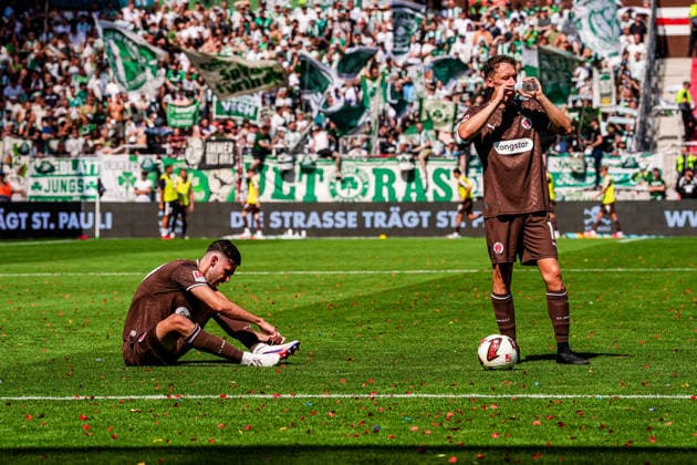 Deutschland: Fußball 2. Bundesliga 2026 27, 1. Spieltag FC St. Pauli vs SpVgg Greuther Fürth Fuerth Millerntor-Stadion (Hamburg): Martijn Kaars (FC St. Pauli, 19), Freisteller trinkt, Branimir Hrgota (FC St. Pauli, 10) am Boden *** Germany Soccer 2. Bundesliga 2026–27, Matchday 1: FC St. Pauli vs. SpVgg Greuther Fürth, Millerntor Stadium, Hamburg. Martijn Kaars (FC St. Pauli, 19) takes a free kick; Branimir Hrgota (FC St. Pauli, 10) is on the ground. Copyright: xStefanxTrochax