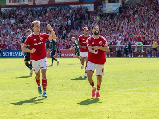 Fussball, Herren, Saison 2026 2027, 2. Bundesliga (1. Spieltag), FC Energie Cottbus - Hannover 96, v.l. Moritz Hannemann (Energie Cottbus), Tolcay Cigerci (Energie Cottbus), Jubel nach Tor zum 2:1, 09.08. 2026, *** Soccer, Men s, 2026–2027 Season, 2. Bundesliga, Matchday 1, FC Energie Cottbus vs. Hannover 96, from left: Moritz Hannemann (Energie Cottbus), Tolcay Cigerci (Energie Cottbus), celebration after the 2–1 goal, August 9, 2026, Copyright: xSebastianxRäppold MatthiasxKochx