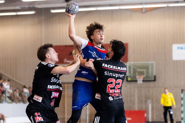Elias HUBER (HBW Balingen-Weilstetten, 07) im Zweikampf gegen Christoph STEINERT (HC Erlangen, 44) und Eloy Morante MALDONADO (HC Erlangen, 22) GER, HBW Balingen-Weilstetten vs. HC Erlangen, Handball, Vorbereitung, Turnier, S-Cup Altensteig, Spiel um Platz 3, Spielzeit 2026 2027, 09.08.2026, GER, HBW Balingen-Weilstetten vs. HC Erlangen, Handball, Vorbereitung, Turnier, S-Cup Altensteig, Spiel um Platz 3, Spielzeit 2026 2027, 09.08.2026, Altensteig *** Elias HUBER (HBW Balingen Weilstetten), No. 7, in a one-on-one battle against Christoph STEINERT (HC Erlangen), No. 44, and Eloy Morante MALDONADO (HC Erlangen), No. 22 (GER), HBW Balingen Weilstetten vs. HC Erlangen, handball, preseason, tournament, S Cup Altensteig, 3rd-place match, 2026–2027 season, August 9, 2026, GER, HBW Balingen Weilstetten vs. HC Erlangen, Handball, Preseason, Tournament, S Cup Altensteig, 3rd-Place Match, 2026–2027 Season, August 9, 2026, Altensteig Copyright: xEibnerxPressefoto OliverxSchmidtx EP_OST